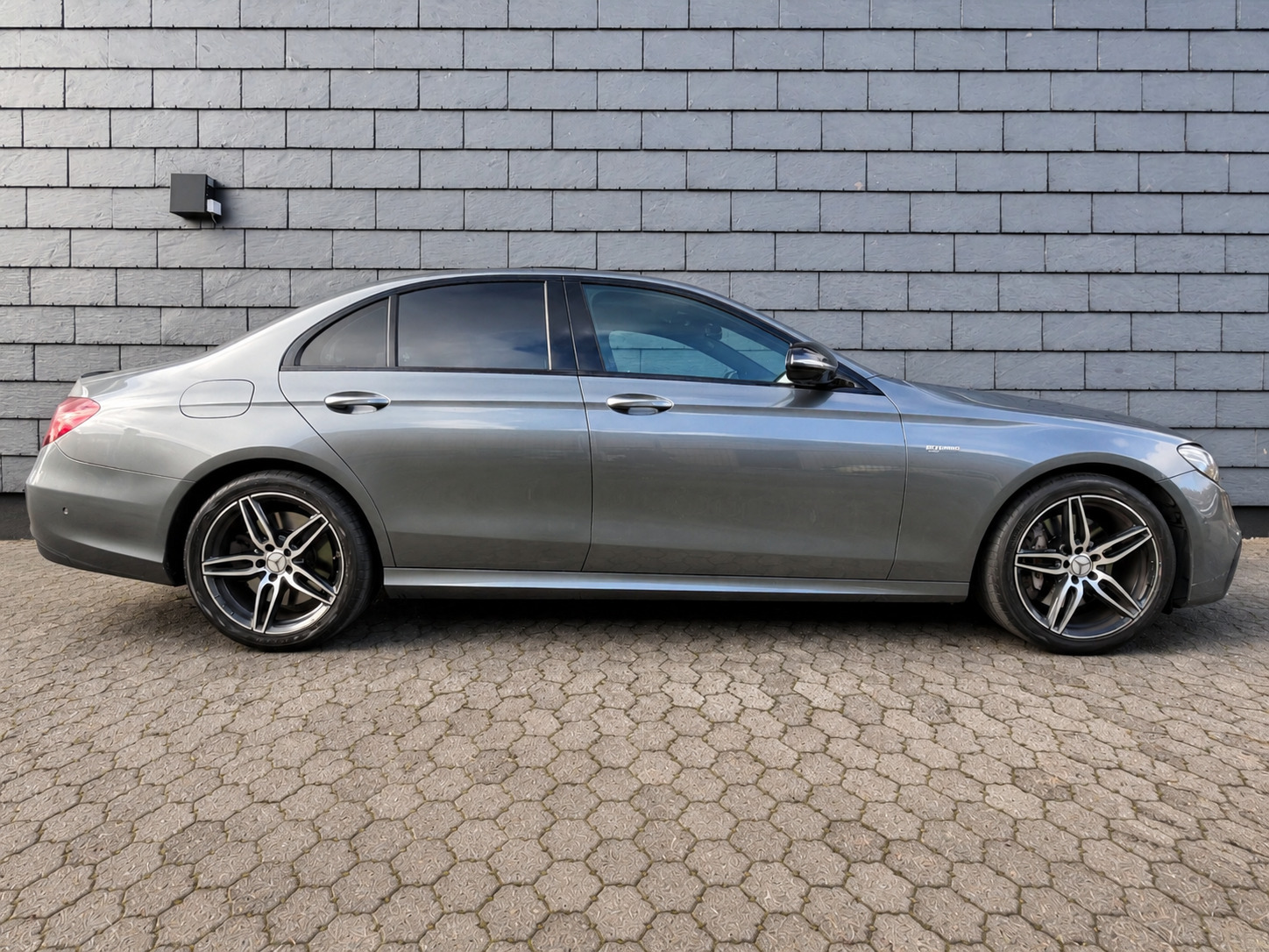 Grå Mercedes E43 fra 2016