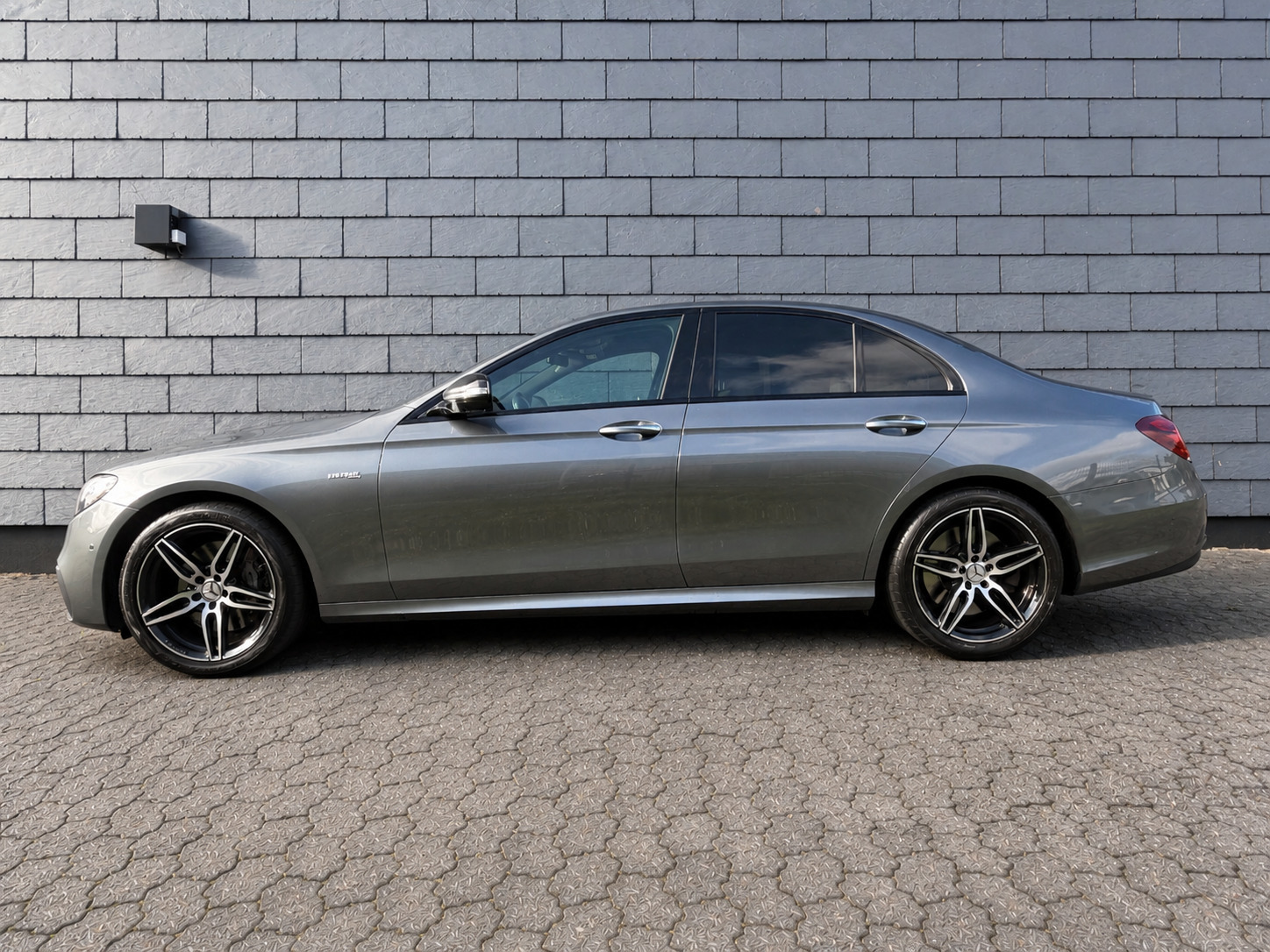 Grå Mercedes E43 fra 2016
