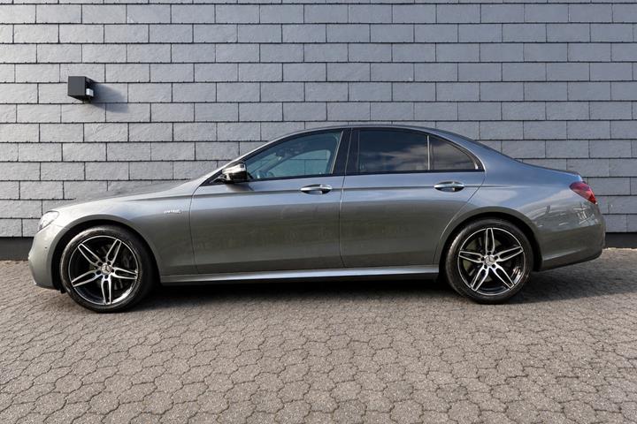 Grå Mercedes E43 fra 2016