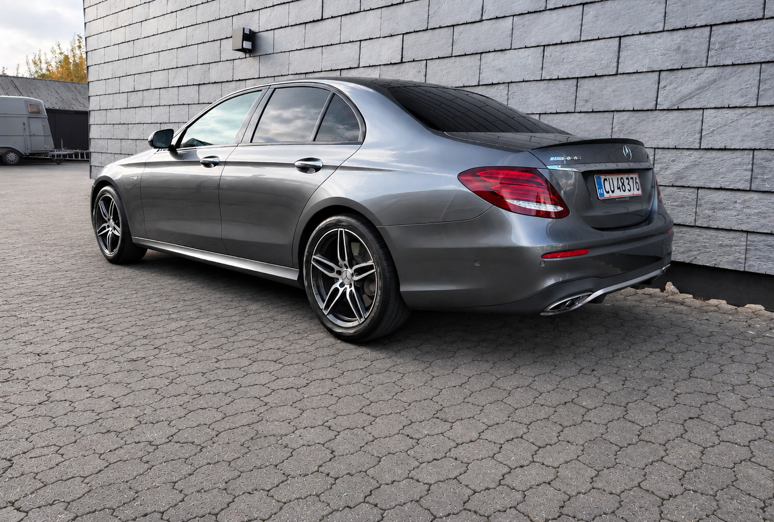 Grå Mercedes E43 fra 2016
