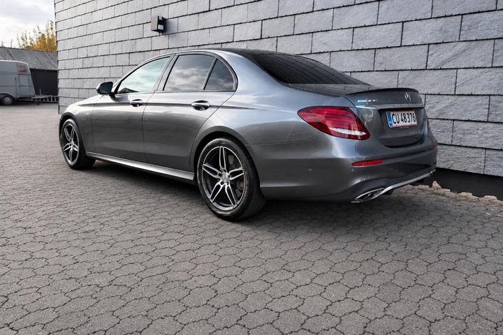 Grå Mercedes E43 fra 2016