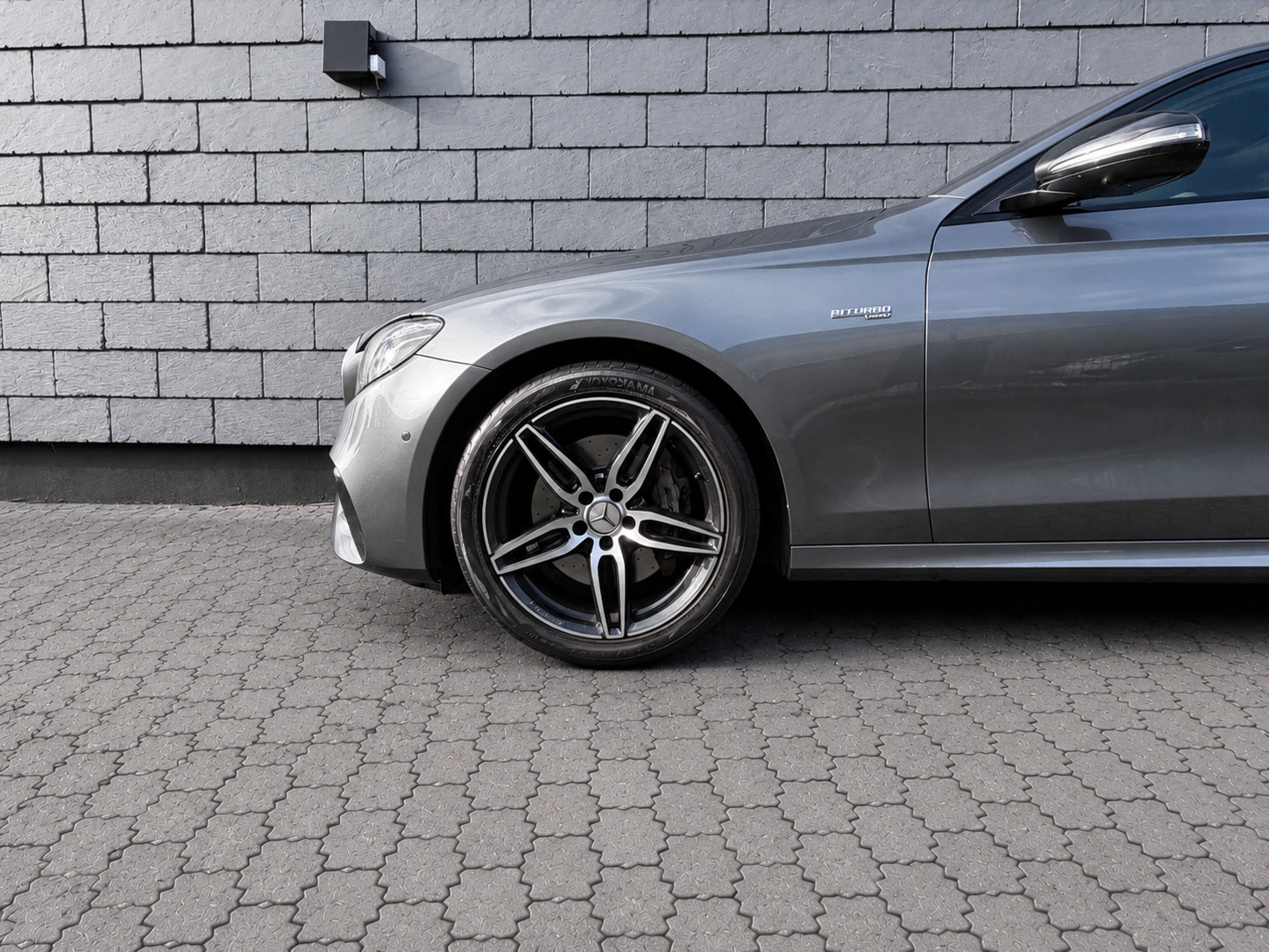 Grå Mercedes E43 fra 2016