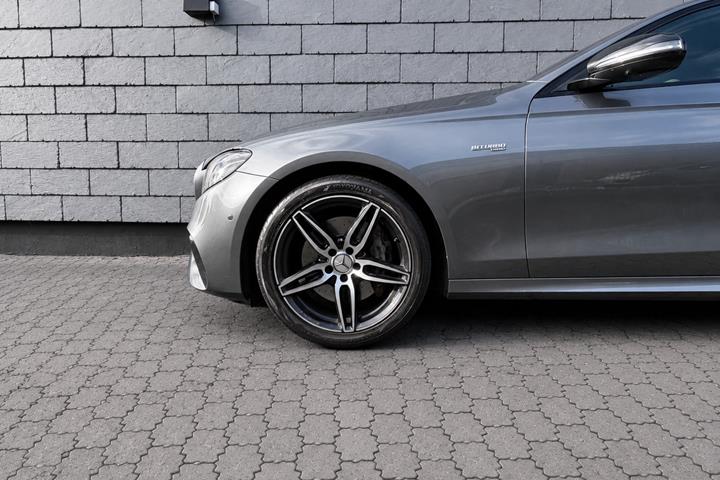 Grå Mercedes E43 fra 2016