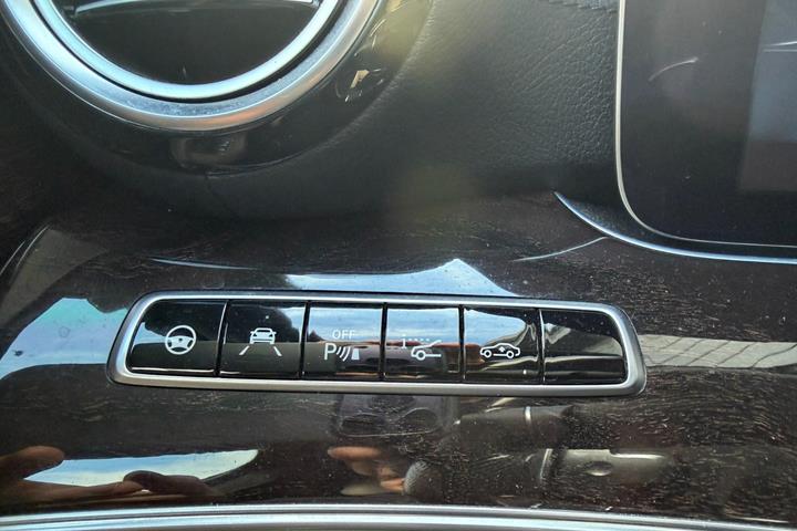 Grå Mercedes E43 fra 2016