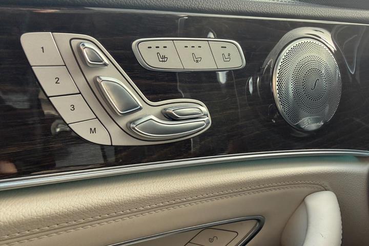 Grå Mercedes E43 fra 2016