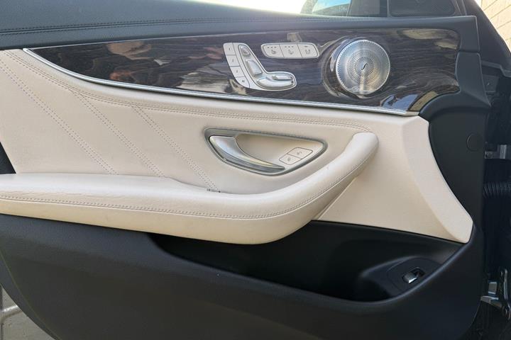 Grå Mercedes E43 fra 2016