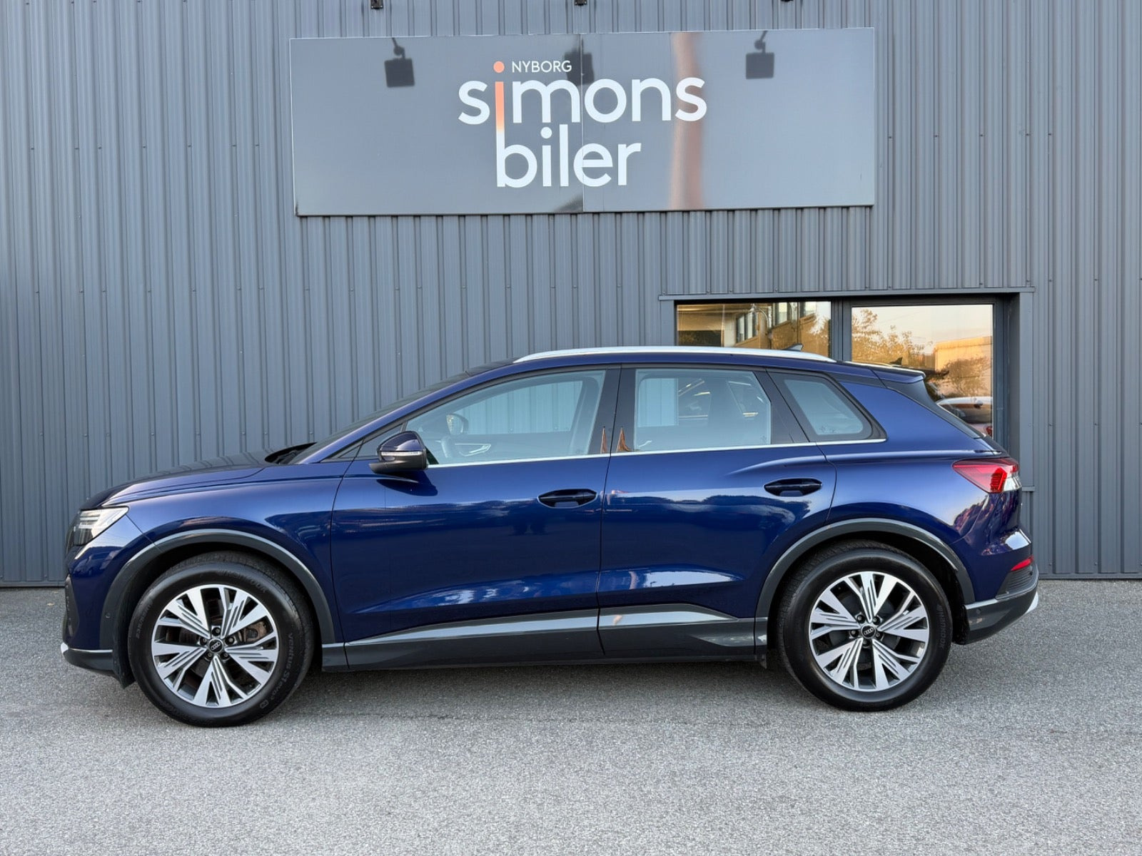 Blå Audi Q4 e-tron fra 2024