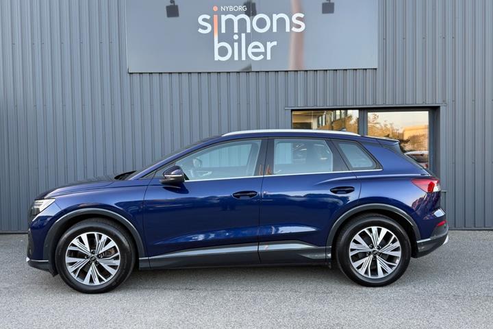 Blå Audi Q4 e-tron fra 2024