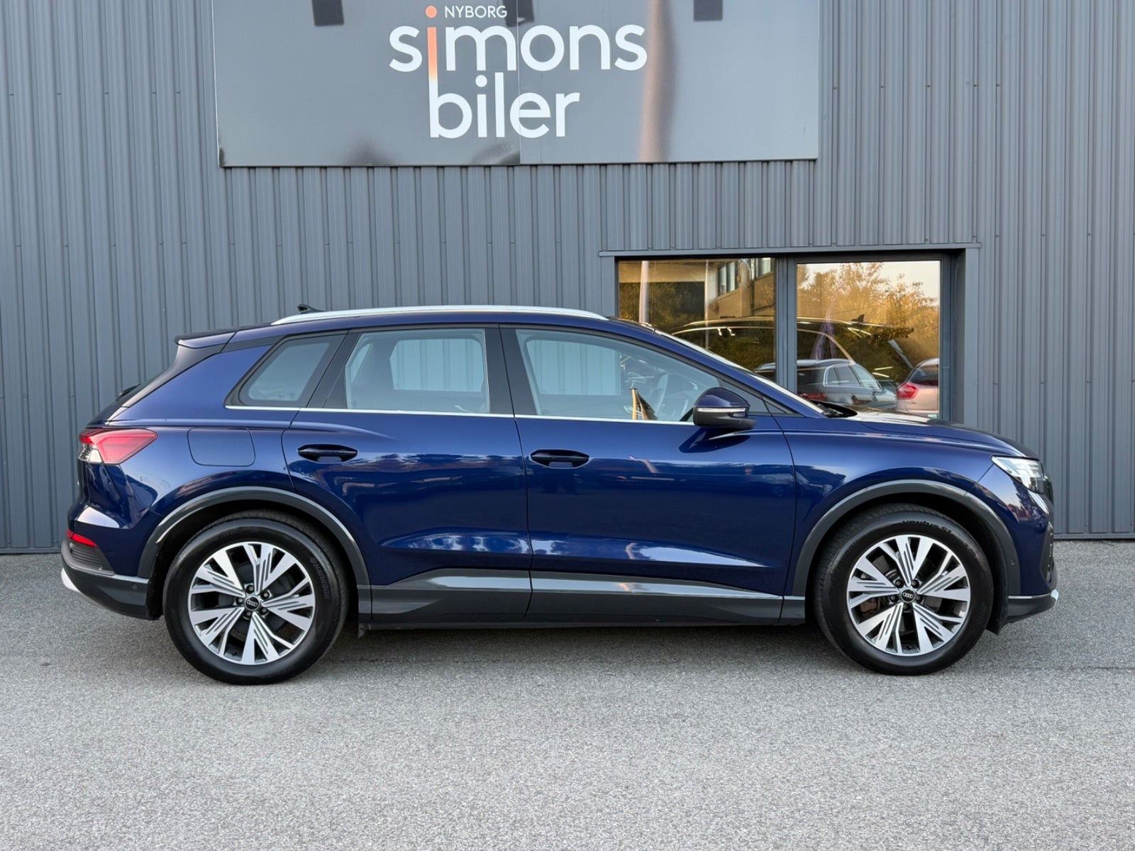 Blå Audi Q4 e-tron fra 2024