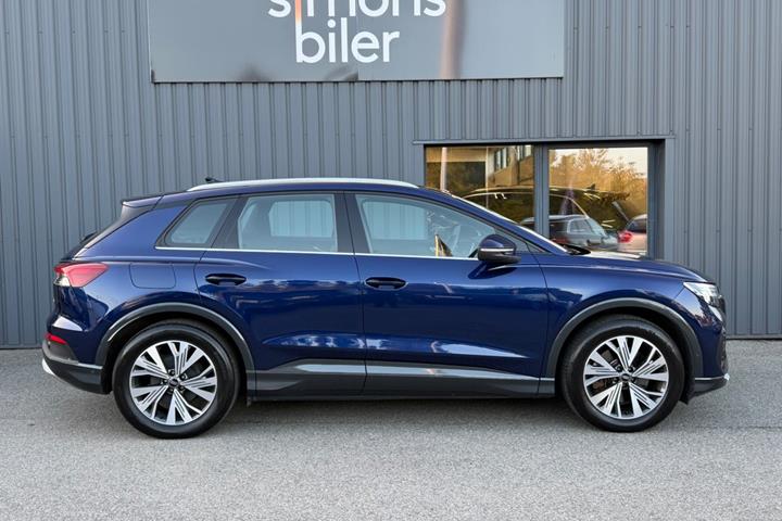 Blå Audi Q4 e-tron fra 2024