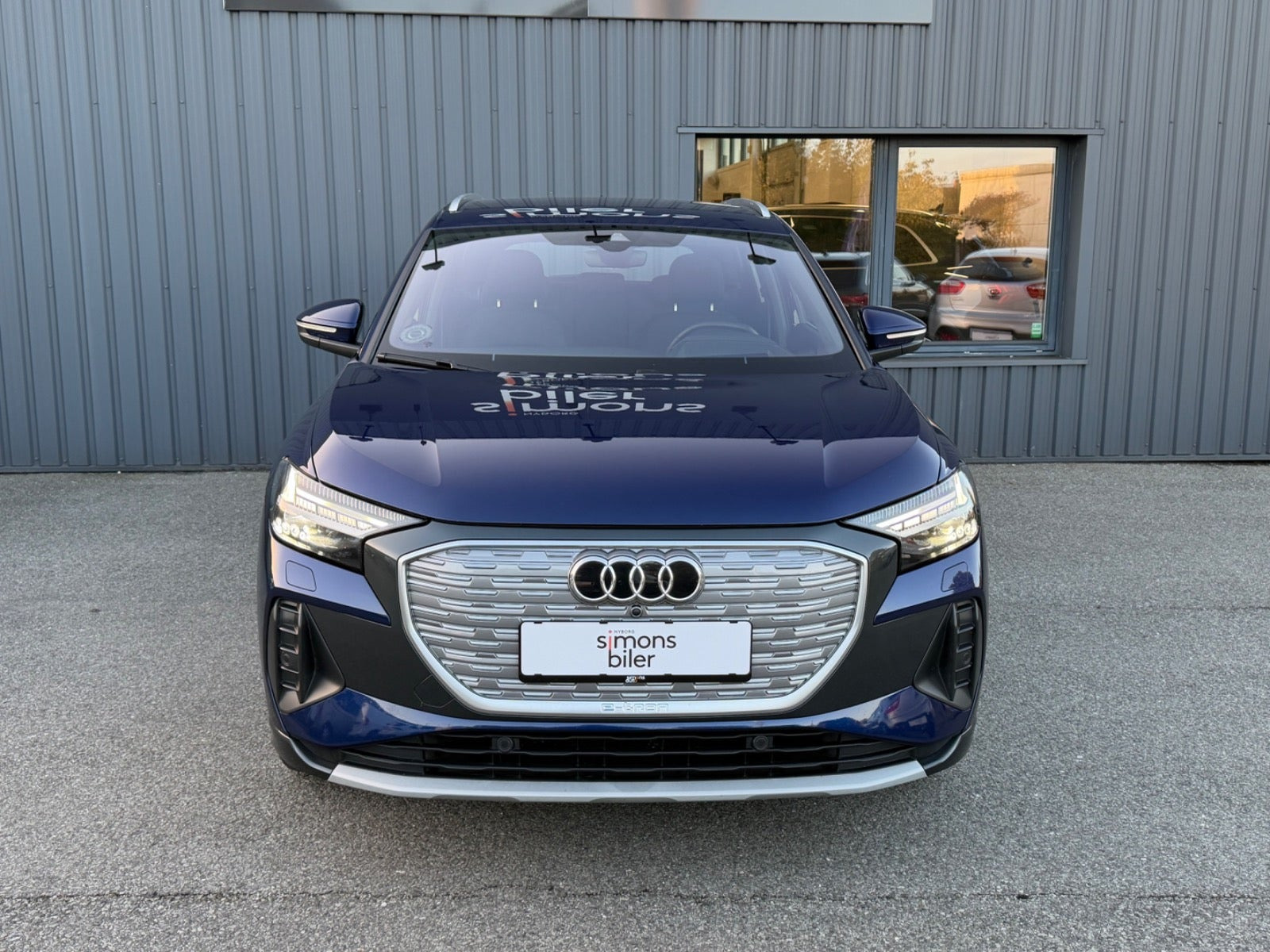 Blå Audi Q4 e-tron fra 2024