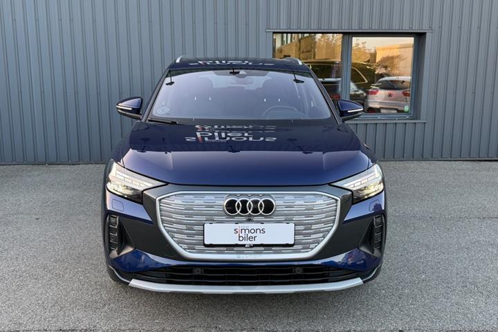 Blå Audi Q4 e-tron fra 2024