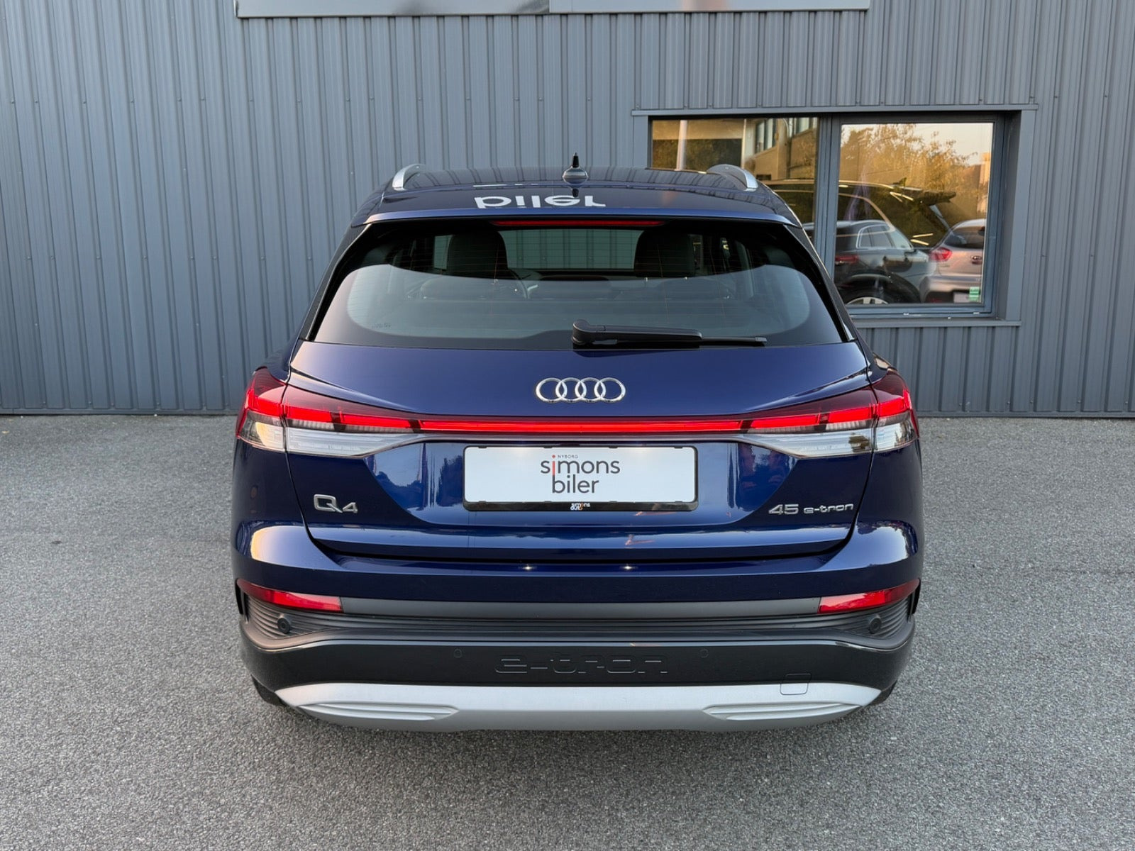 Blå Audi Q4 e-tron fra 2024