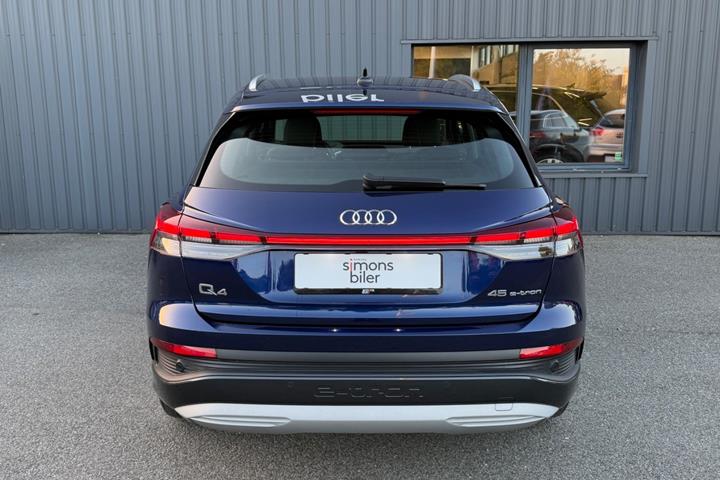 Blå Audi Q4 e-tron fra 2024