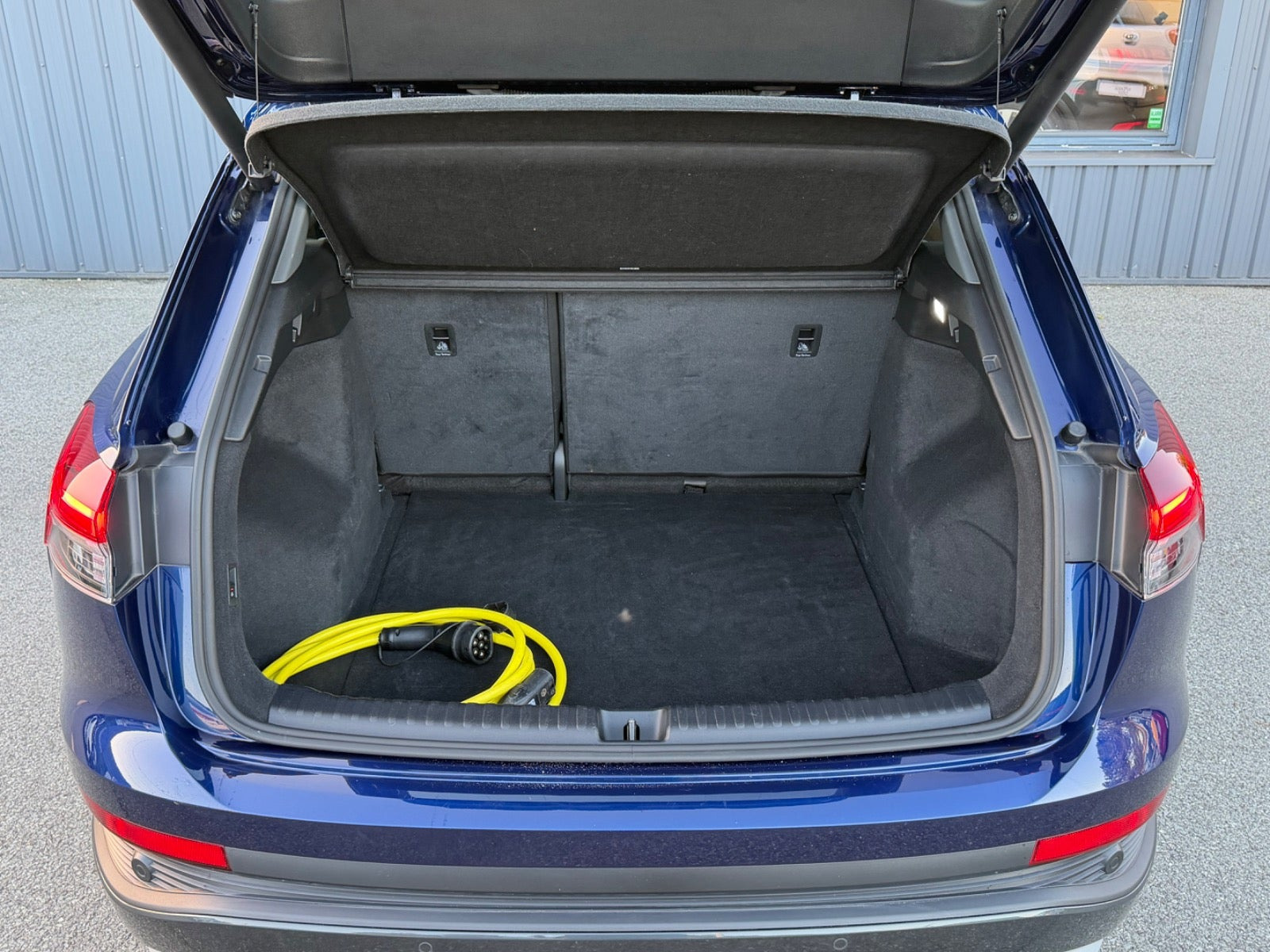 Blå Audi Q4 e-tron fra 2024