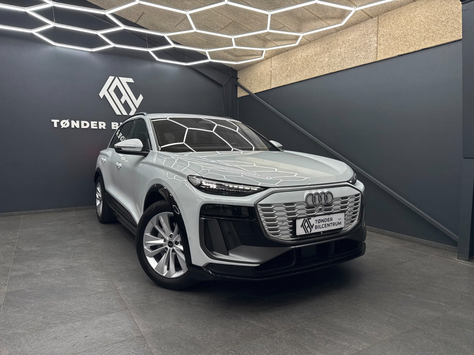 Hvid Audi Q6 e-tron fra 2025