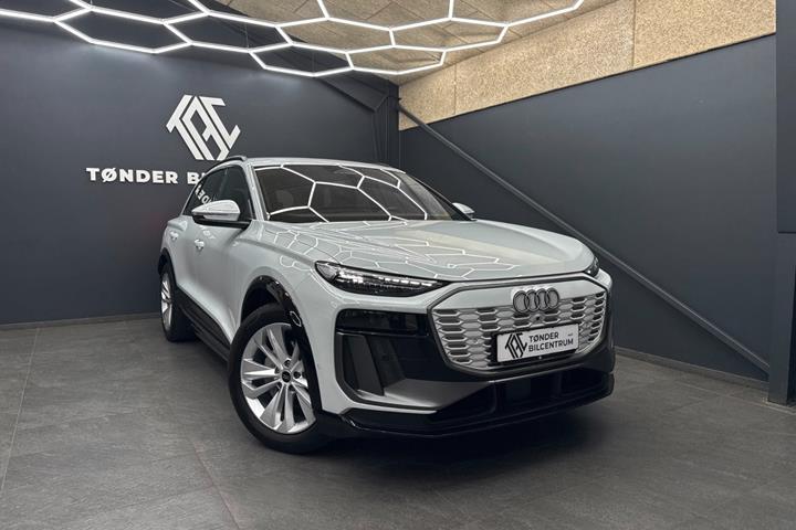 Hvid Audi Q6 e-tron fra 2025