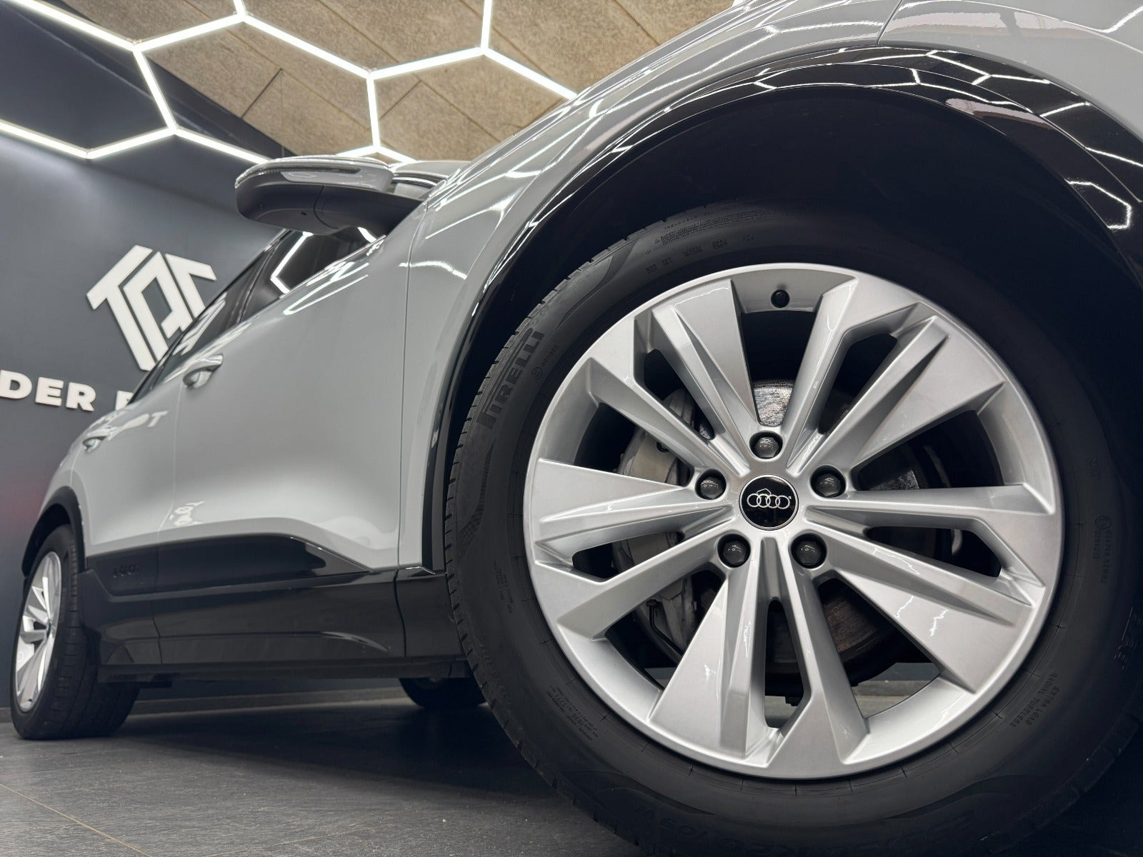 Hvid Audi Q6 e-tron fra 2025