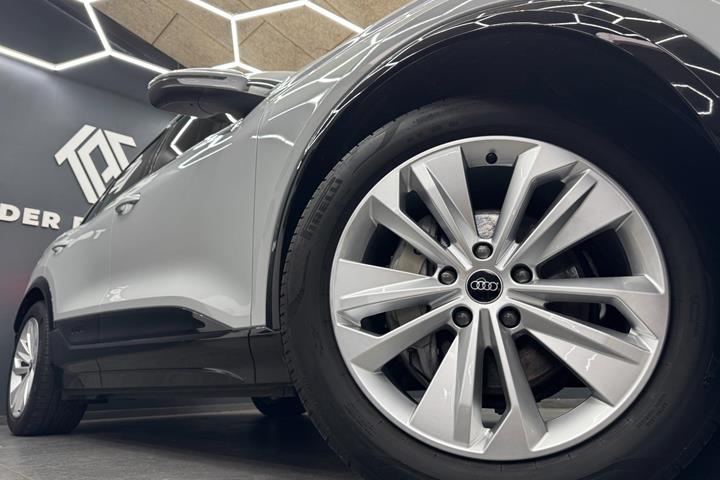 Hvid Audi Q6 e-tron fra 2025