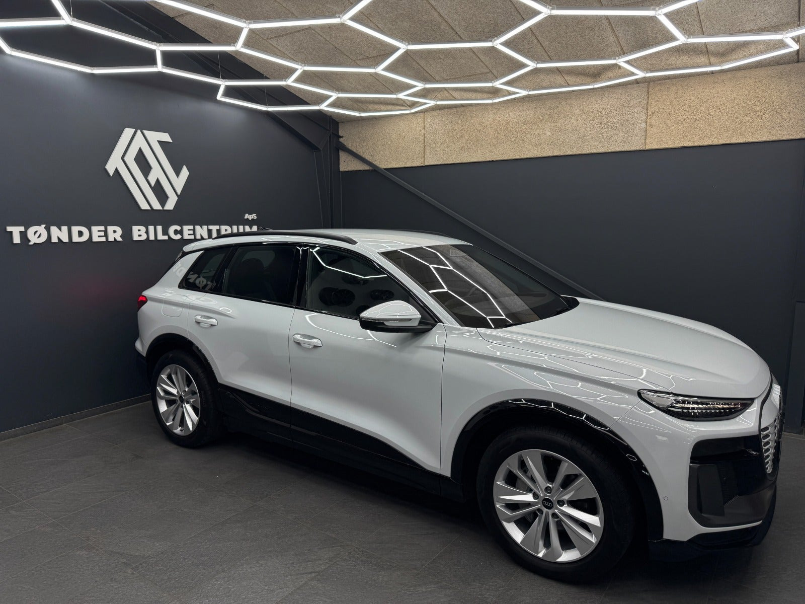 Hvid Audi Q6 e-tron fra 2025