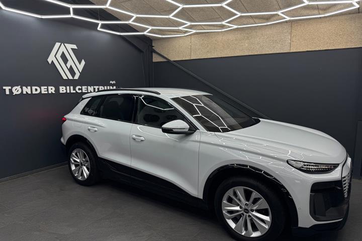 Hvid Audi Q6 e-tron fra 2025