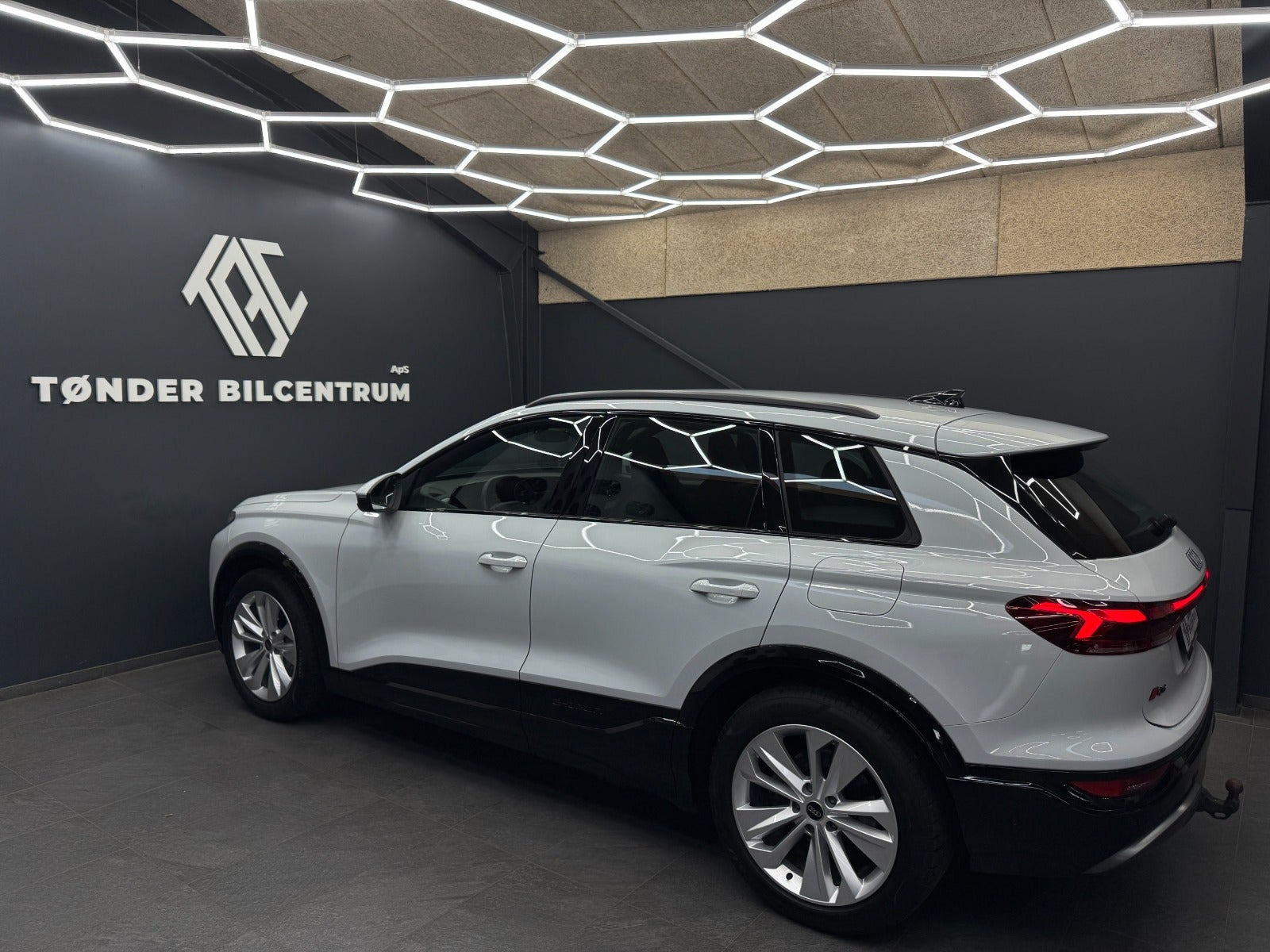Hvid Audi Q6 e-tron fra 2025