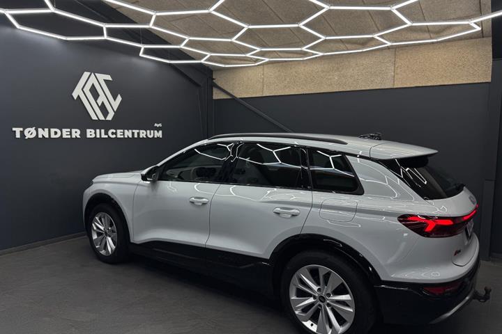 Hvid Audi Q6 e-tron fra 2025