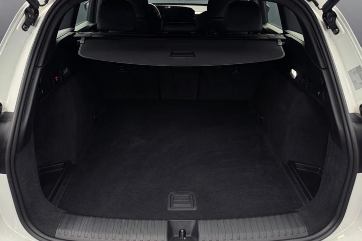 Hvid Audi Q6 e-tron fra 2025