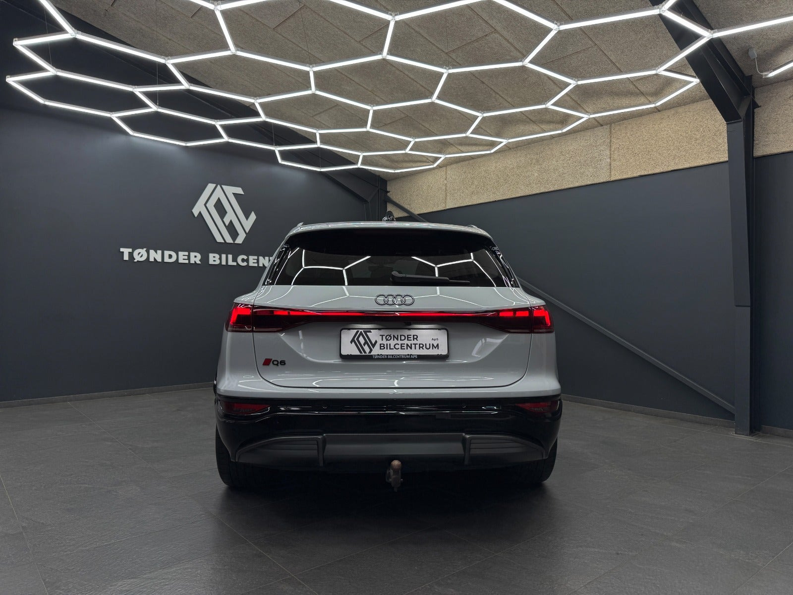 Hvid Audi Q6 e-tron fra 2025