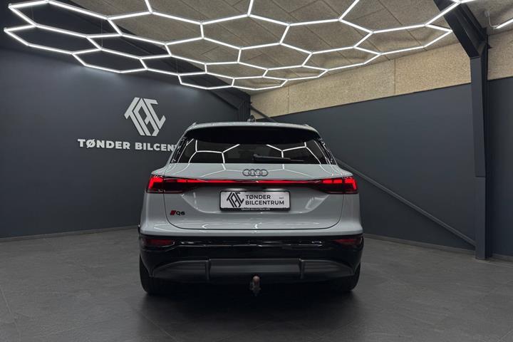 Hvid Audi Q6 e-tron fra 2025