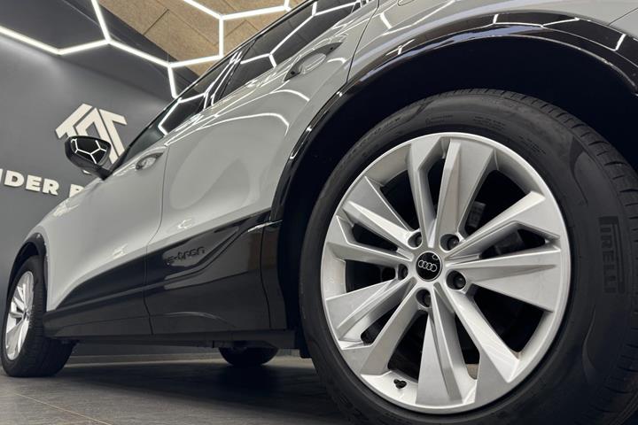 Hvid Audi Q6 e-tron fra 2025