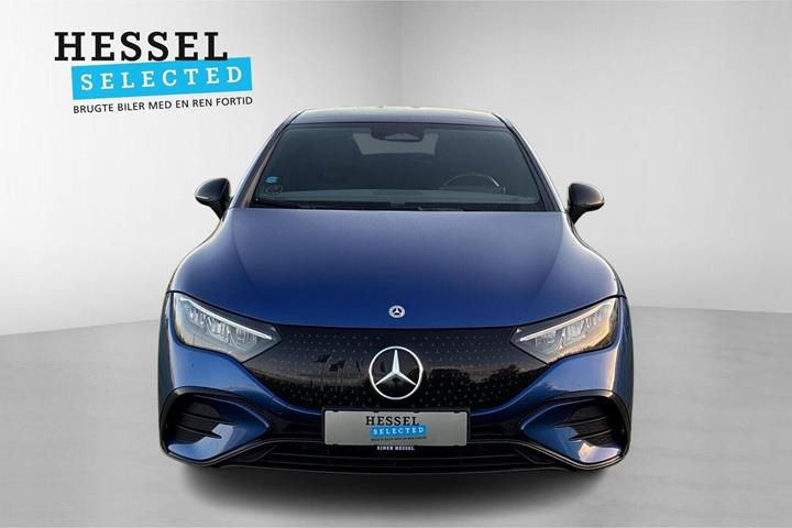 Blå Mercedes EQE300 fra 2022