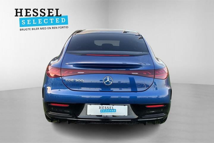 Blå Mercedes EQE300 fra 2022