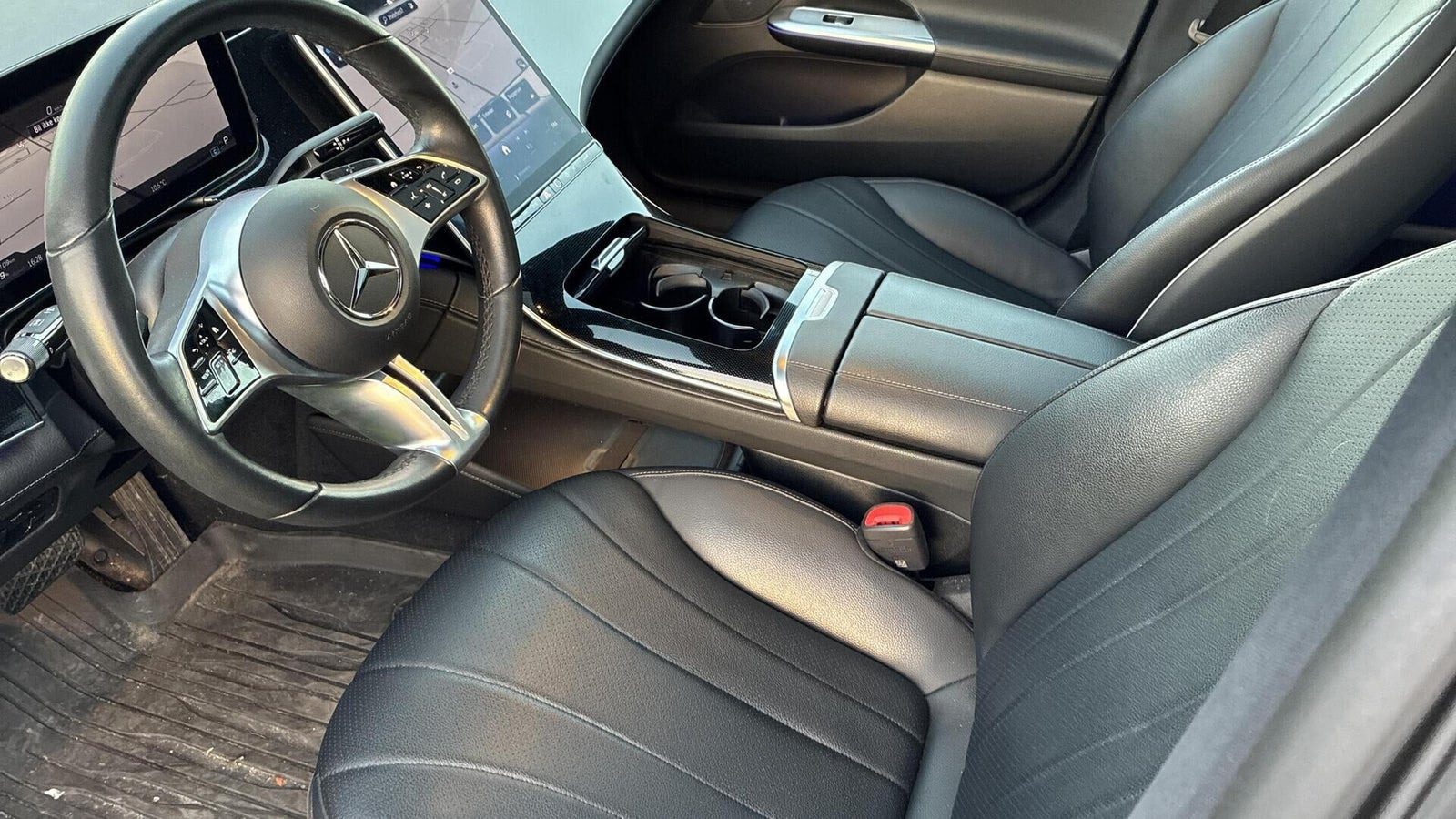Blå Mercedes EQE300 fra 2022
