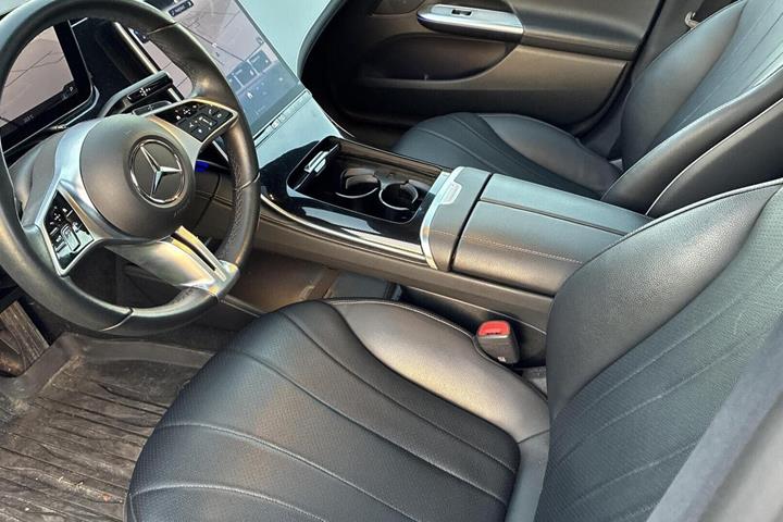 Blå Mercedes EQE300 fra 2022