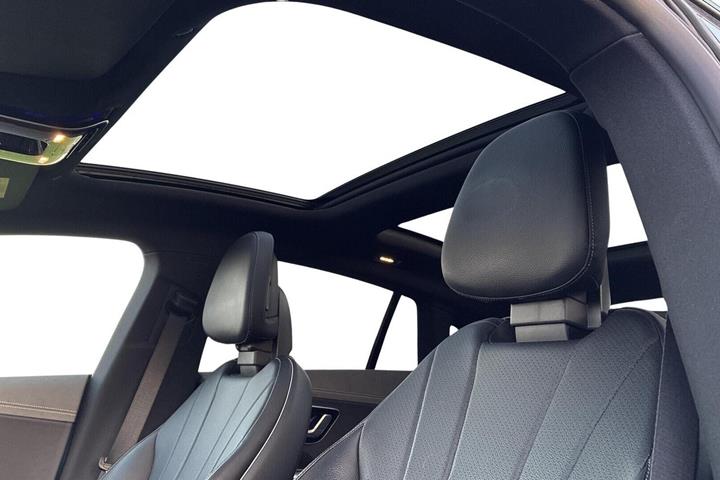 Blå Mercedes EQE300 fra 2022