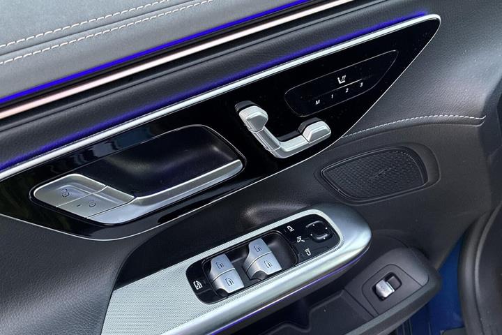 Blå Mercedes EQE300 fra 2022