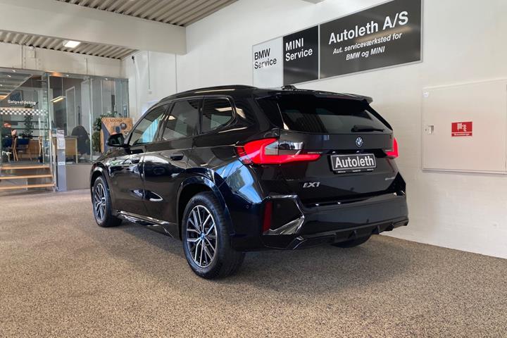 Sort BMW iX1 fra 2025