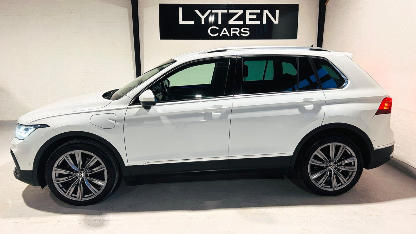 Hvid VW Tiguan fra 2021
