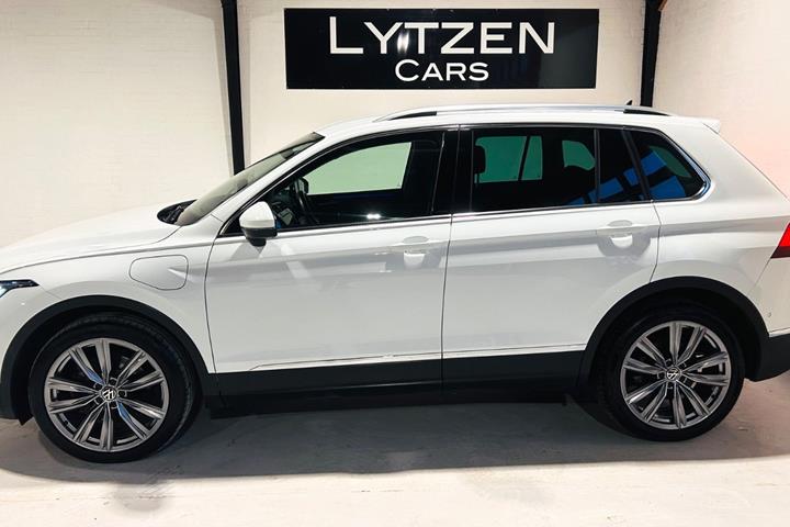 Hvid VW Tiguan fra 2021
