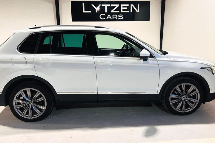 Hvid VW Tiguan fra 2021