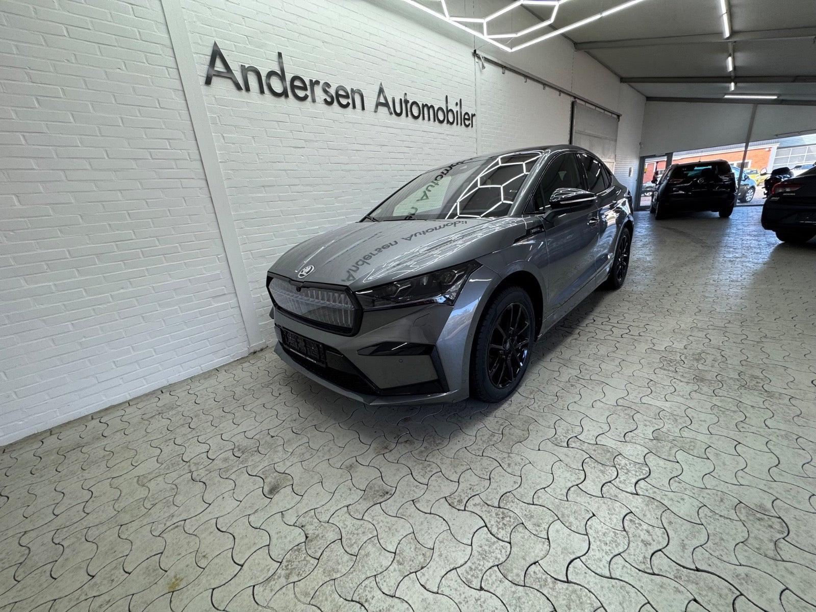 Grå Skoda Enyaq fra 2023