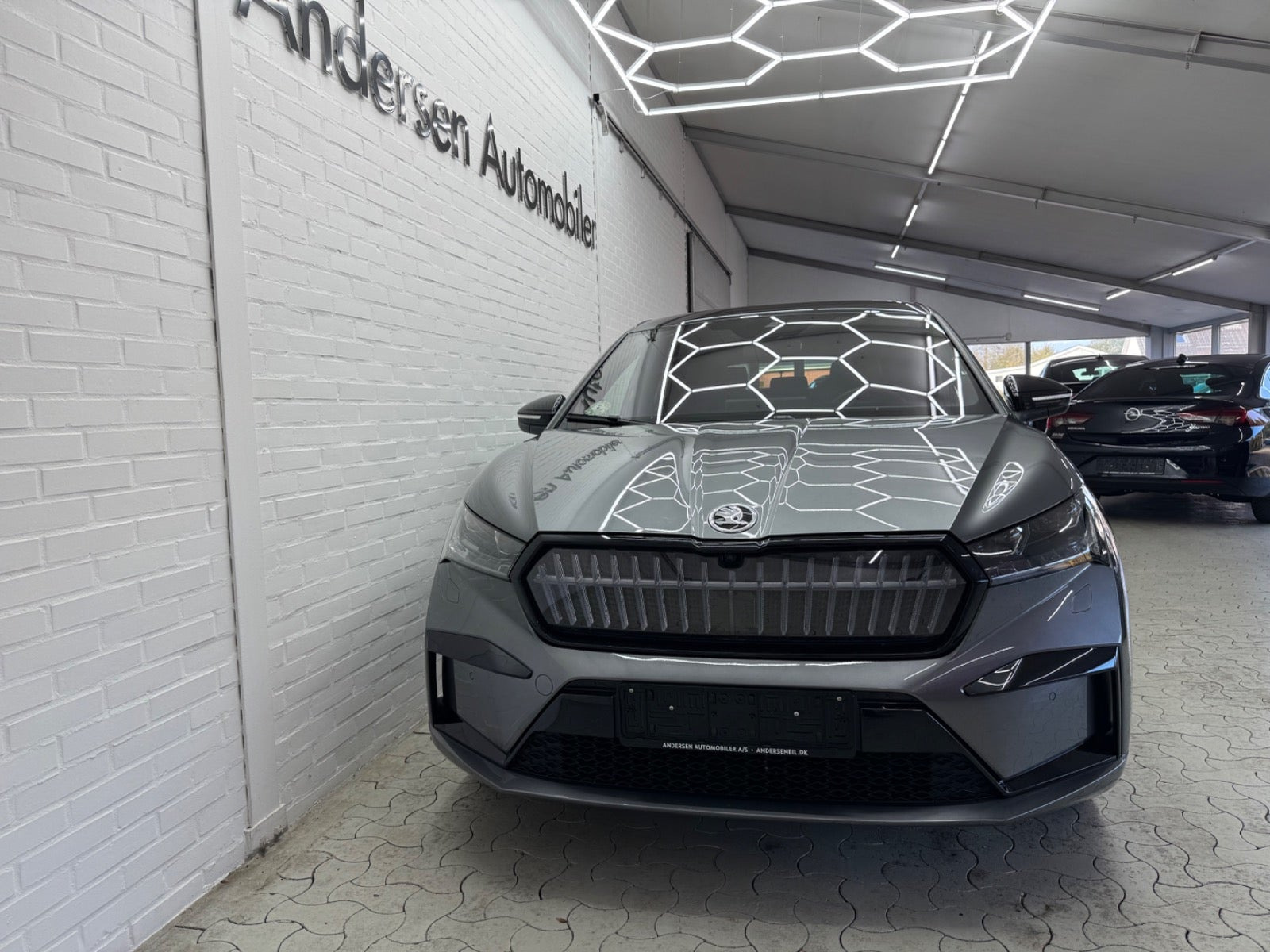 Grå Skoda Enyaq fra 2023