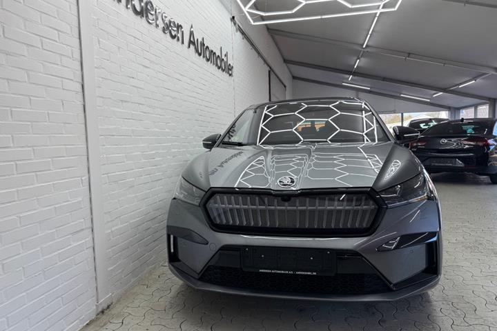Grå Skoda Enyaq fra 2023