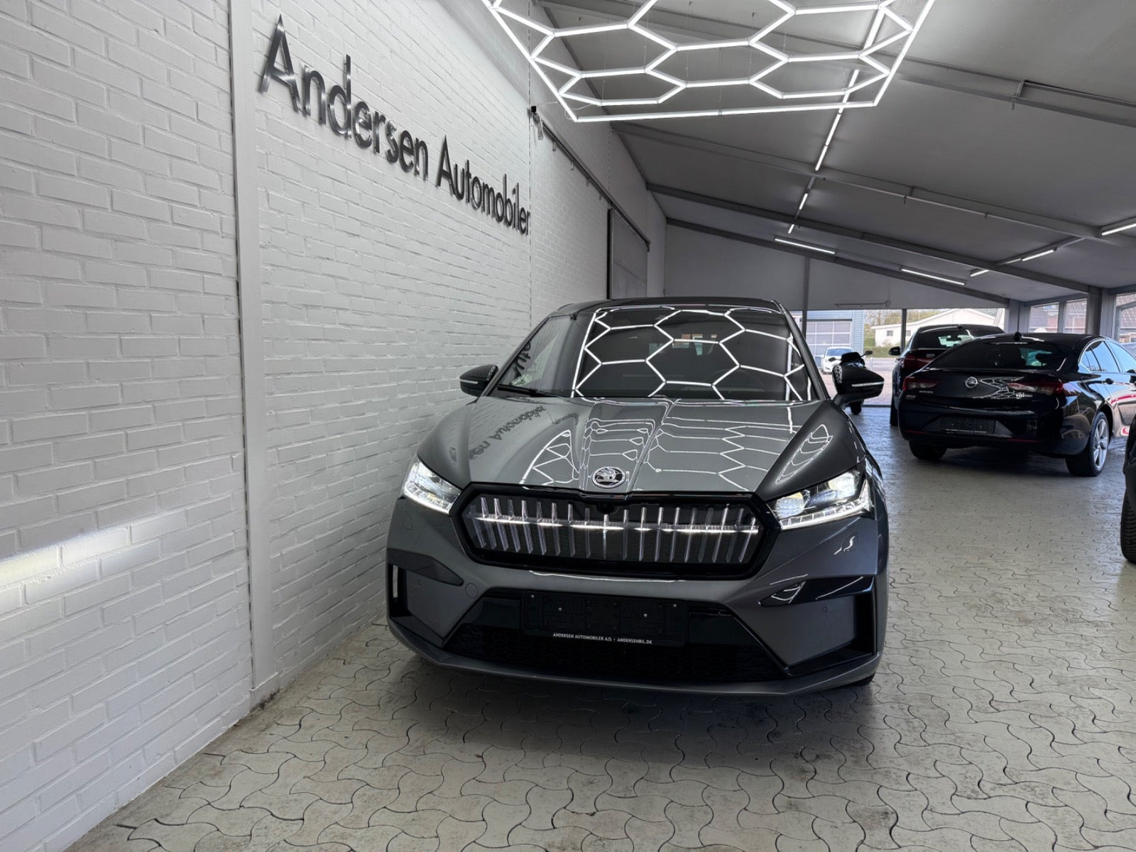 Grå Skoda Enyaq fra 2023