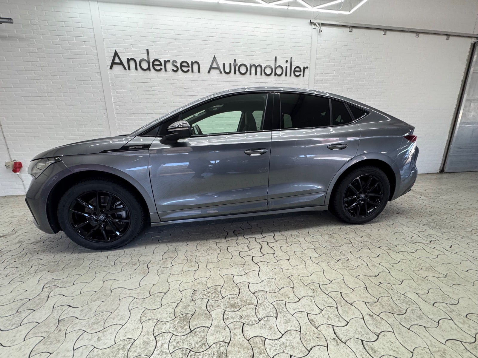 Grå Skoda Enyaq fra 2023