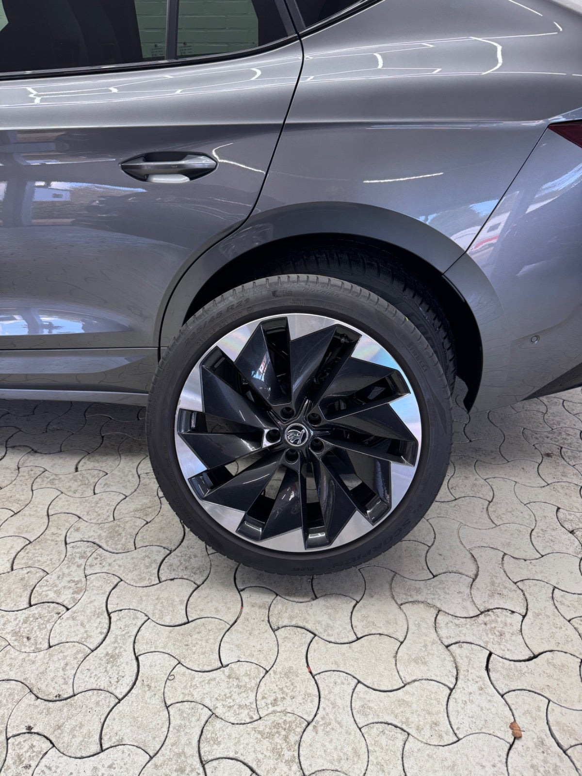 Grå Skoda Enyaq fra 2023