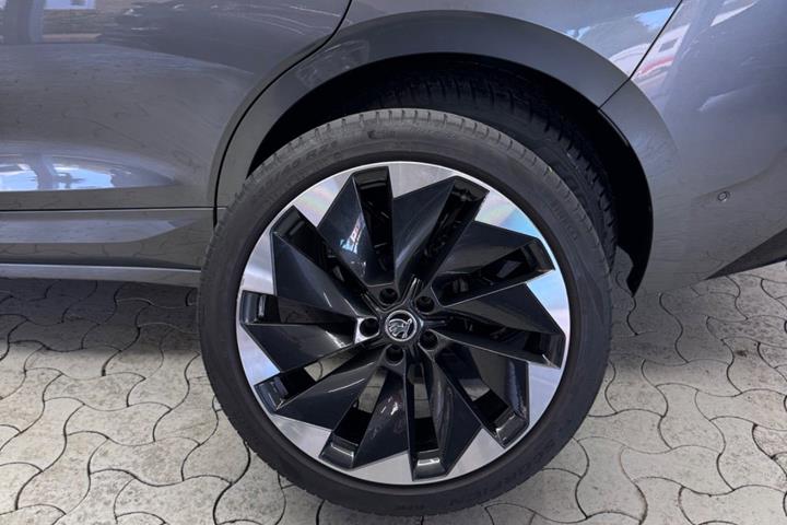 Grå Skoda Enyaq fra 2023