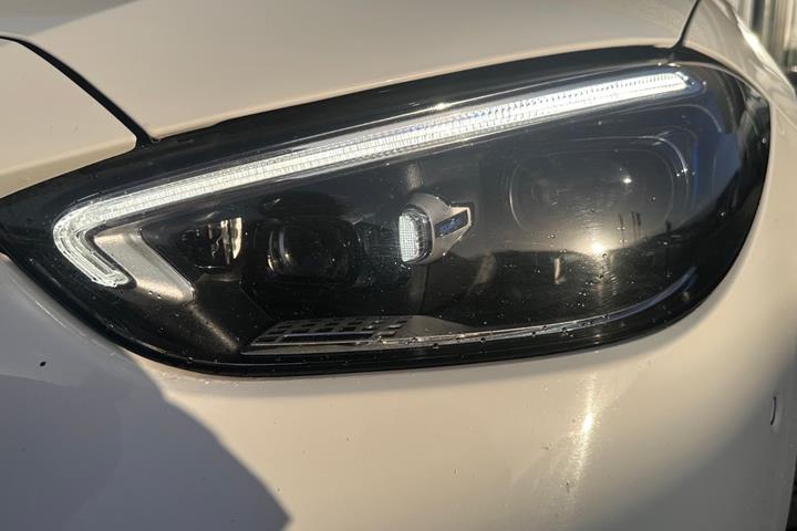 Hvid Mercedes C300 e fra 2022