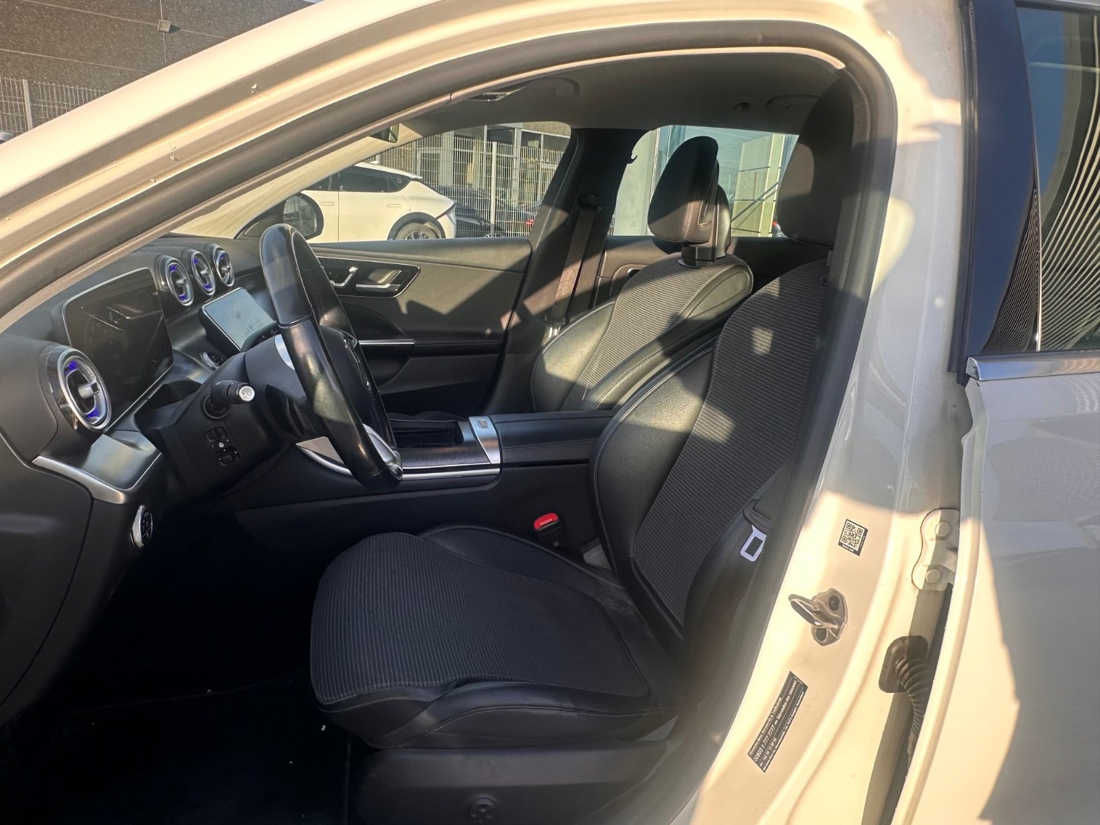 Hvid Mercedes C300 e fra 2022